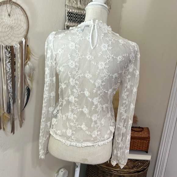 Forever 21 Contemporary Cream Lace & Crochet Long Sleeved Top/ Medium - Picture 6 of 8